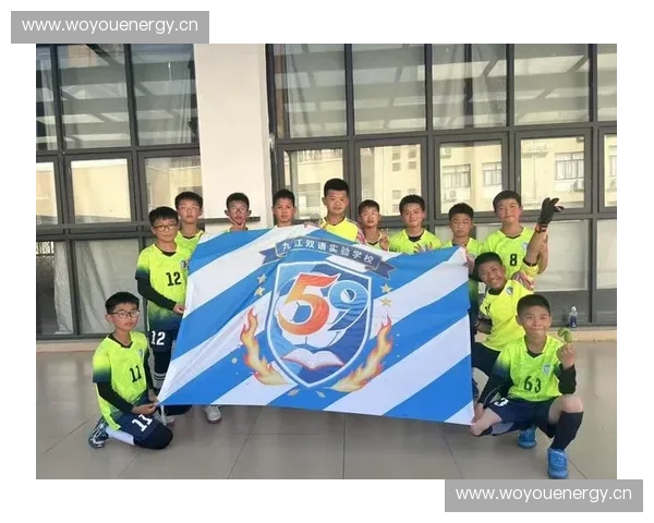 以足球队旗为核心探寻绿茵场上团结与荣耀的象征意义 以足球队旗为核心探寻绿茵场上团结与荣耀的象征意义