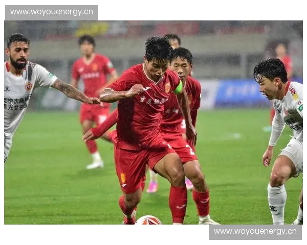 中国足球联赛改革与发展探索：提升竞争力、培养本土球员、促进俱乐部财务可持续性